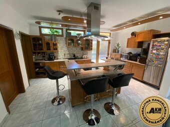 Priestranný rodinný dom s bazénom a záhradou - Žarnovica 180 - 8