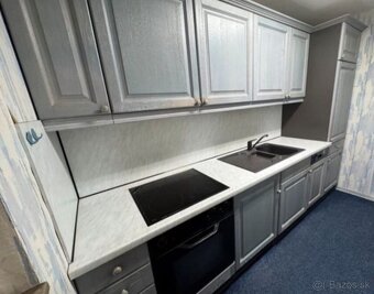 Kuchyně v kouřově modrém odstínu se spotřebiči,5696 - 8