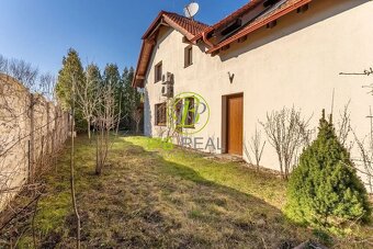 Priestranný rodinný dom s dvojgarážou v Malinove - 8