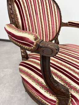 masívne široké kreslo v honosnom klasiciznom štýle - 8