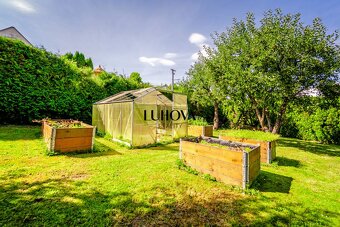 RODINNÝ dom s bazénom a krásnou záhradou - 8