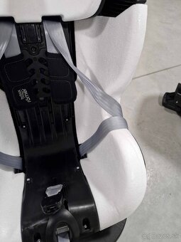 Britax Römer Dualfix M i-Size – otočná autosedačka (0–18 kg) - 8