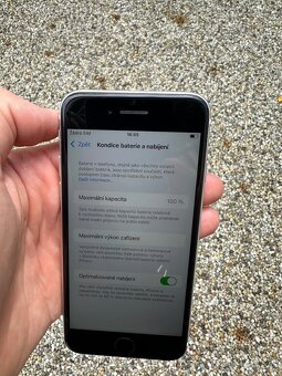 iPhone SE 2020 - baterie 100% - 8
