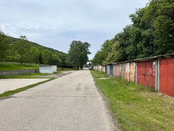 Veľká, kompletne vybavená garáž s náradím, elektrikou, umýva - 8