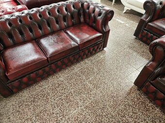 CHESTERFIELD ŠTÝL,BORDOVO-ČIEDAČKA KOŽENÁ NA KOLEČKÁCH - 8