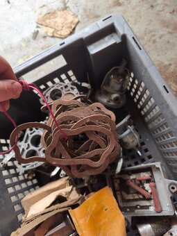 Karburátory , regulator napätia, ventily a iné - 8