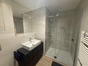 Luxusný 2-izbový byt v EUROVEA TOWER (60 m²) + loggia + park - 8