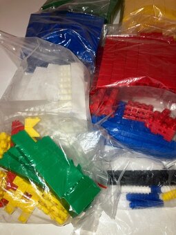 Vyse 1200 ks dielikov, kociek zn. Mega Blocks - 8