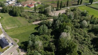 Veľký stavebný rožný pozemok Malé Leváre - 8