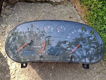 Prístrojový panel, budíky, tachometer. - 8