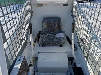 BOBCAT 825 smykový nakladač - 8