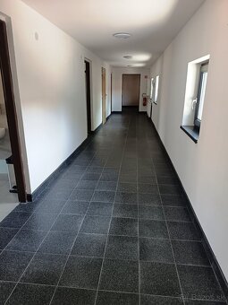 Zrekonštruovaná komerčná budova v Tornali - 8