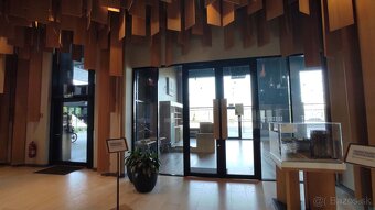 Obchodné priestory vhodné na gastro, showroom či predajňu v - 8
