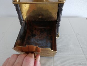 Krásný starožitný mlyncek na kavu, ručně kované sloupky. - 8