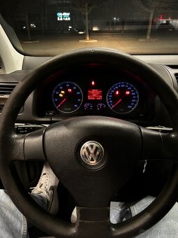 Volkswagen Golf 1.6 FSI - 8