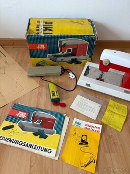 Starý, retro, detský šijací stroj - PIKO - 8