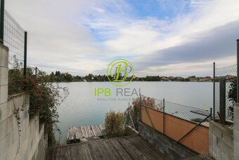 Stavebný pozemok pri jazere so súkromným prístupom k vode v  - 8