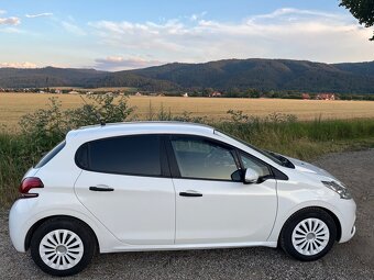 Peugeot 208 - 8