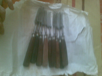 Predám tieto staré vidličky a+ nože v Bratislave a okolí - 8