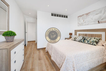 Apartmán 4+kk s balkónom a bazénom Torrevieja-Playa del Aceq - 8