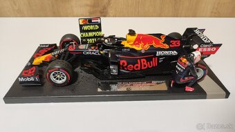 Max Verstappen 1:18 s figurkou - prvy titul Abu Dhabi 2021 - 8