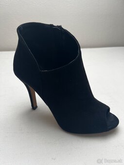 Úpletové šaty Orsay a topánky - 8