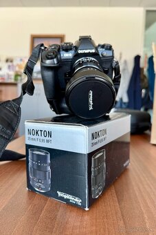 Olympus E-M1 II + HLD-9 + Voigtländer Nokton 25mm f/0,95 - 8