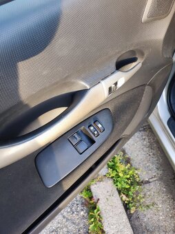Predám Toyotu Auris 1,33 i - 8
