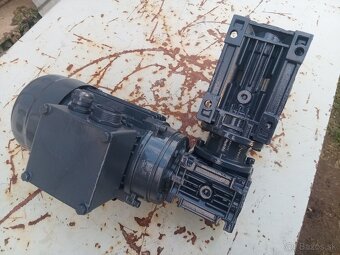 Snekova prevodovka s elektromotorom 0,18kW - 8