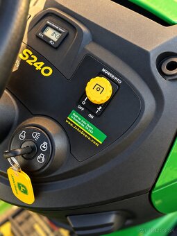 John Deere S240 – záhradný traktor - 8