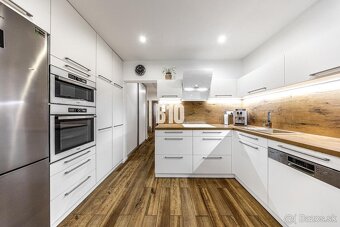 PRÍJEMNÝ 4 IZBOVÝ BUNGALOV V MALOM RAJI PRIPRAVENÝ NA NASŤAH - 8