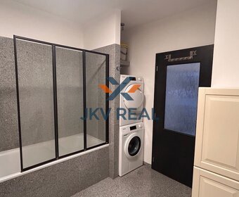 Slnečný kompletne zrekonštruovaný 3-izbový byt v centre Popr - 8