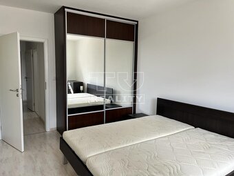 Priestranný 2-izbový byt s veľkým balkónom a parkovacím... - 8