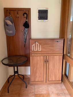 NOVINKA zariadený RD v Banke s terasou, altánkom a samosta - 8