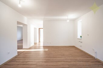 REZERVOVANÉ - Dom kráľovských rozmerov. 7i Nová Baňa. - 8