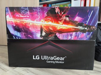 27" LG UltraGear monitor - 8