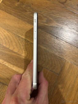 predám používany iphone se2020_ 64 GB - 8