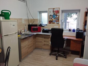 Zrekonštruovaný dom s veľkým parkoviskom pri hlavnej ceste - 8