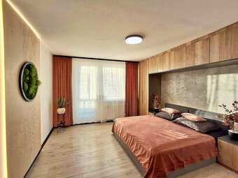MODERNÝ, PO REKONŠTRUKCIÍ, 3i. BYT S LOGGIOU, ŠUSTEKOVÁ UL. - 8