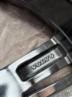 Zimní sada Volvo V60 S60 235/40R19 96V - 8