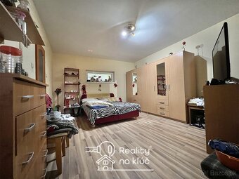 Na predaj dva rodinné domy s garážami a s obrovským pozemok - 8