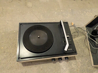 Retro kufrikovy gramofon - 8