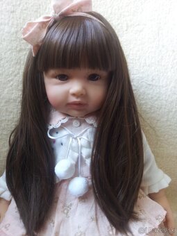 Realisticka babika v marhulkovych satach - 8