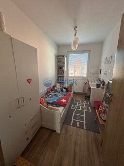Moderne zrekonštruovaný 3-izbový byt s lodžiou v Šali-Veči - 8