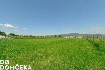 DO DOMČEKA | Atraktívny pozemok s pekným výhľadom v obci Top - 8