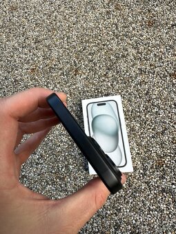 iPhone 15 - baterie 100% - 8