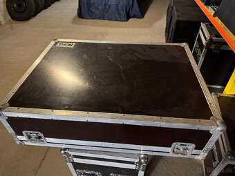 Behringer X32 + Thon case - 8