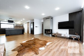 Priestranná novostavba s dvojgarážou v obci Nová Polhora - 8