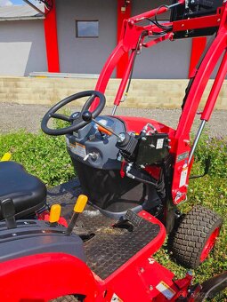 Traktor TYM 194 s medzinap. kosou a celnym nakladacom - 8