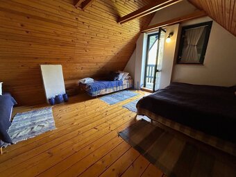 Murovaná podpivničená chata s okrasnou záhradou v osobnom vl - 8